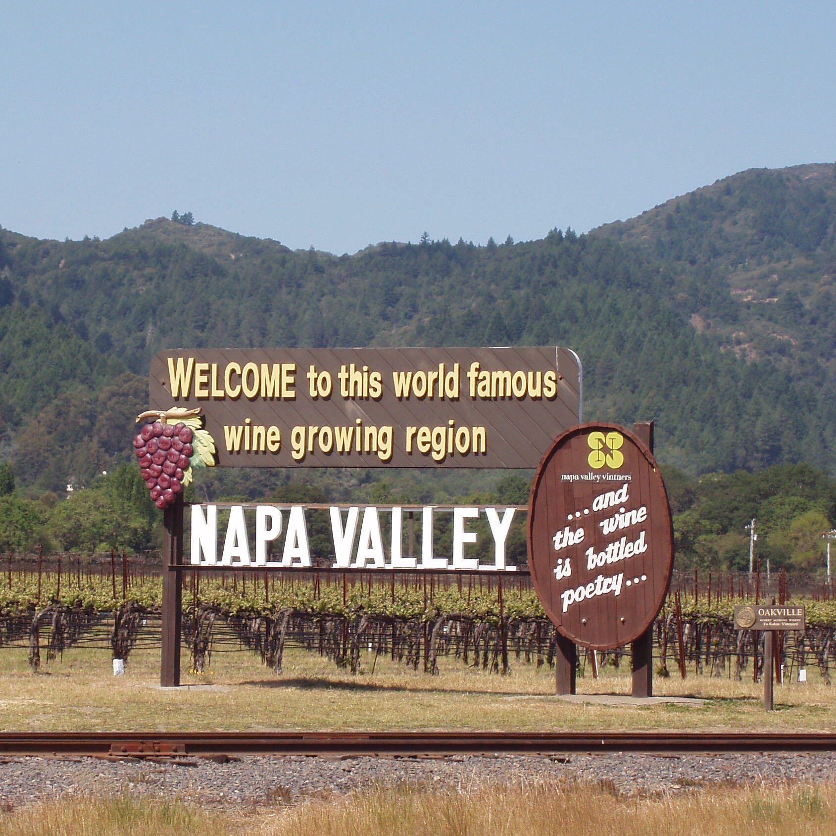 Famous sign in Napa Valley welcoming people to the region